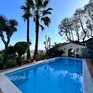 https://mougins-villagen-villa-piscine-vue-mer-3-4-personnes.fr-provencehotel.com